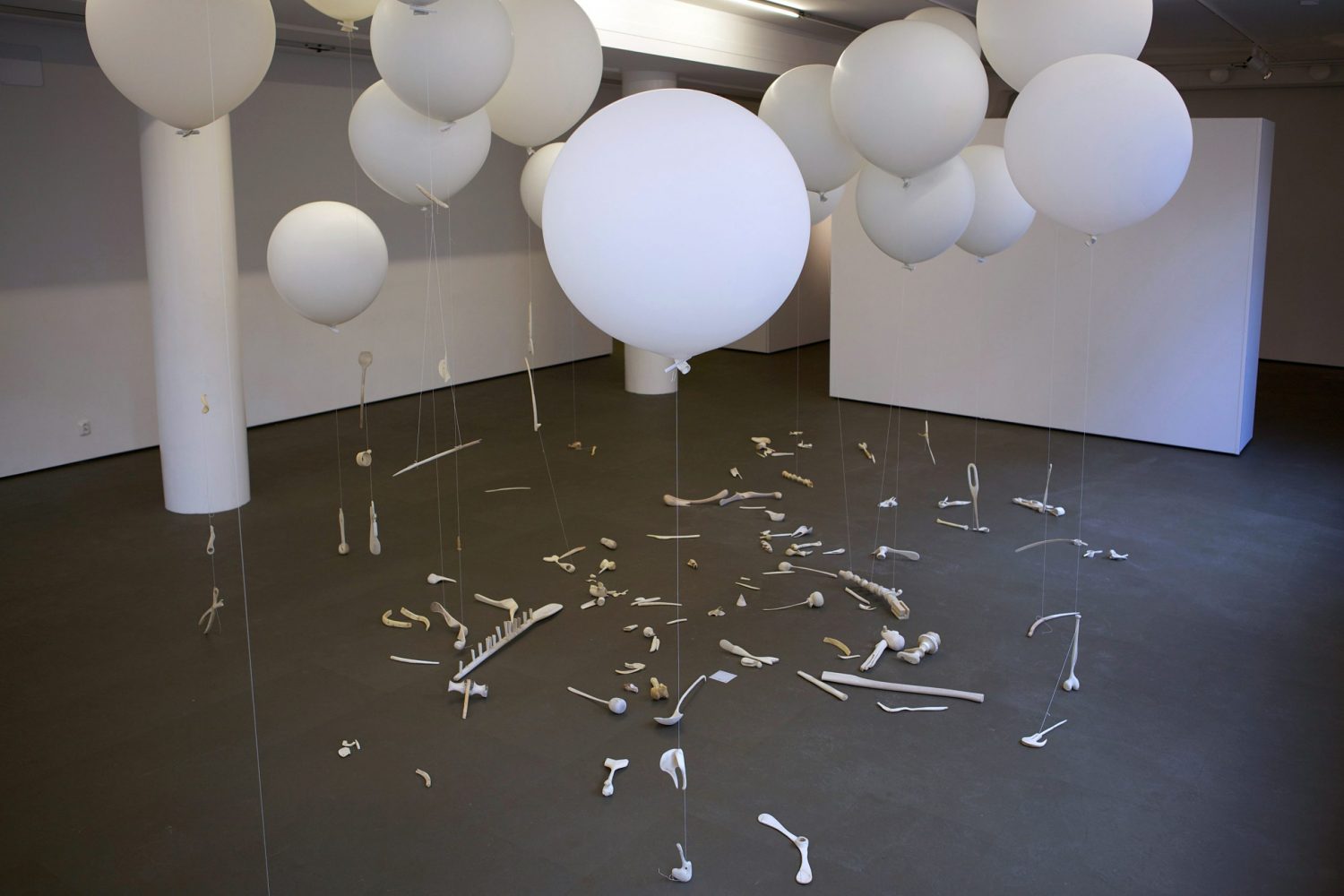 weather balloons, cotton strings, wood | variable size | Photo: Sebastian Fremder
