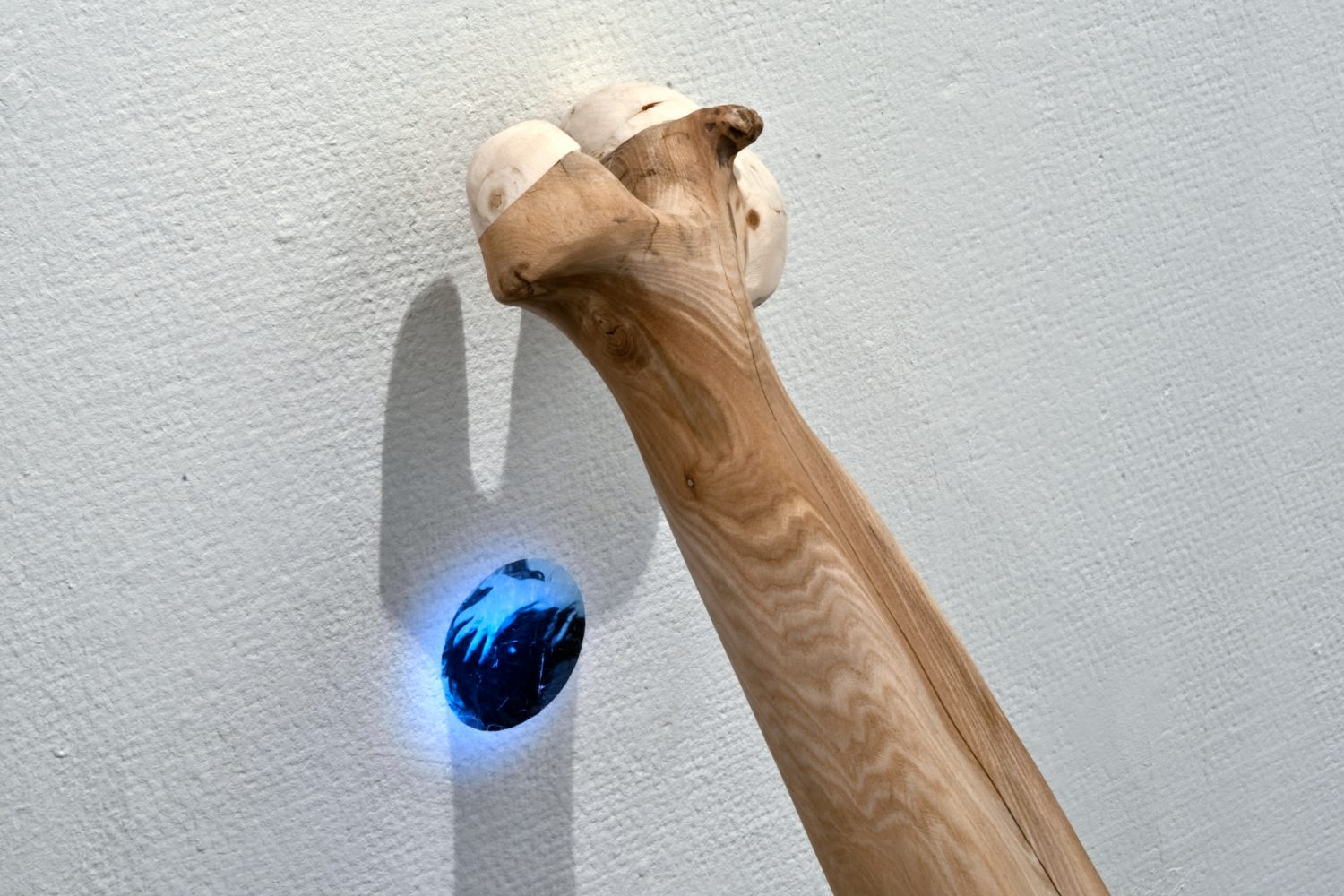 wood, LED light, paper | H:119 X W:15 X D:11 cm | Photo: Jussi Autio | Kiasma Seppo Fränti Collection