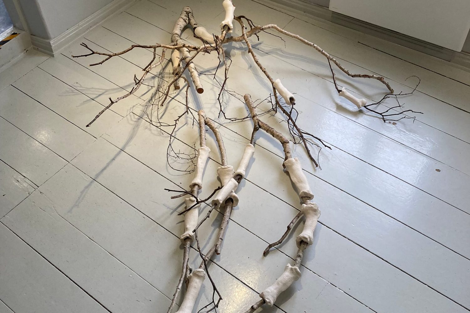 tree branches, clay | H:80 X W:215 X D:275 cm